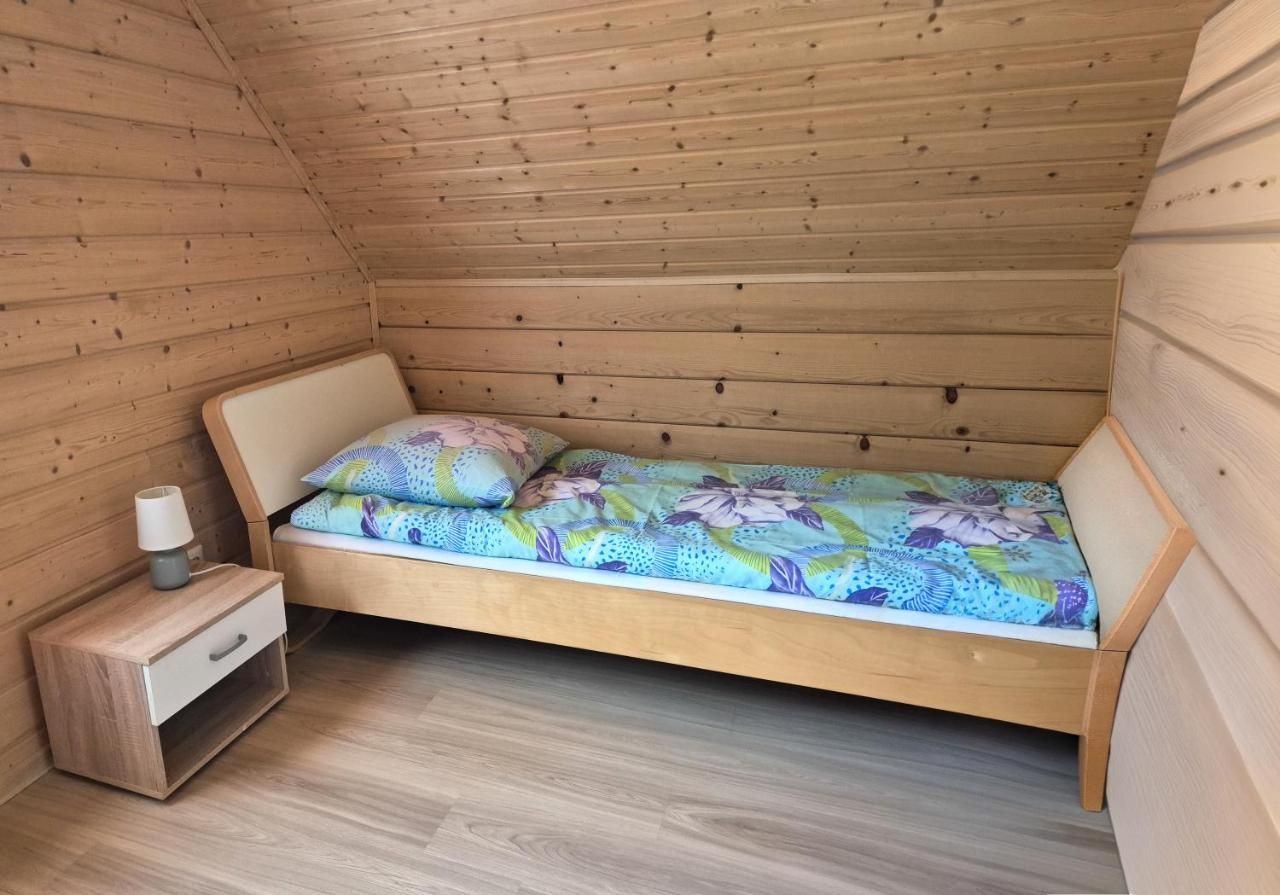 Łóżko w sypialni na poddaszu